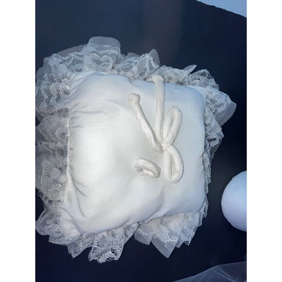 Vintage Bridal Veil 32" With Floral Crown & Ring Bearer Pillow White - Picture 8 of 8